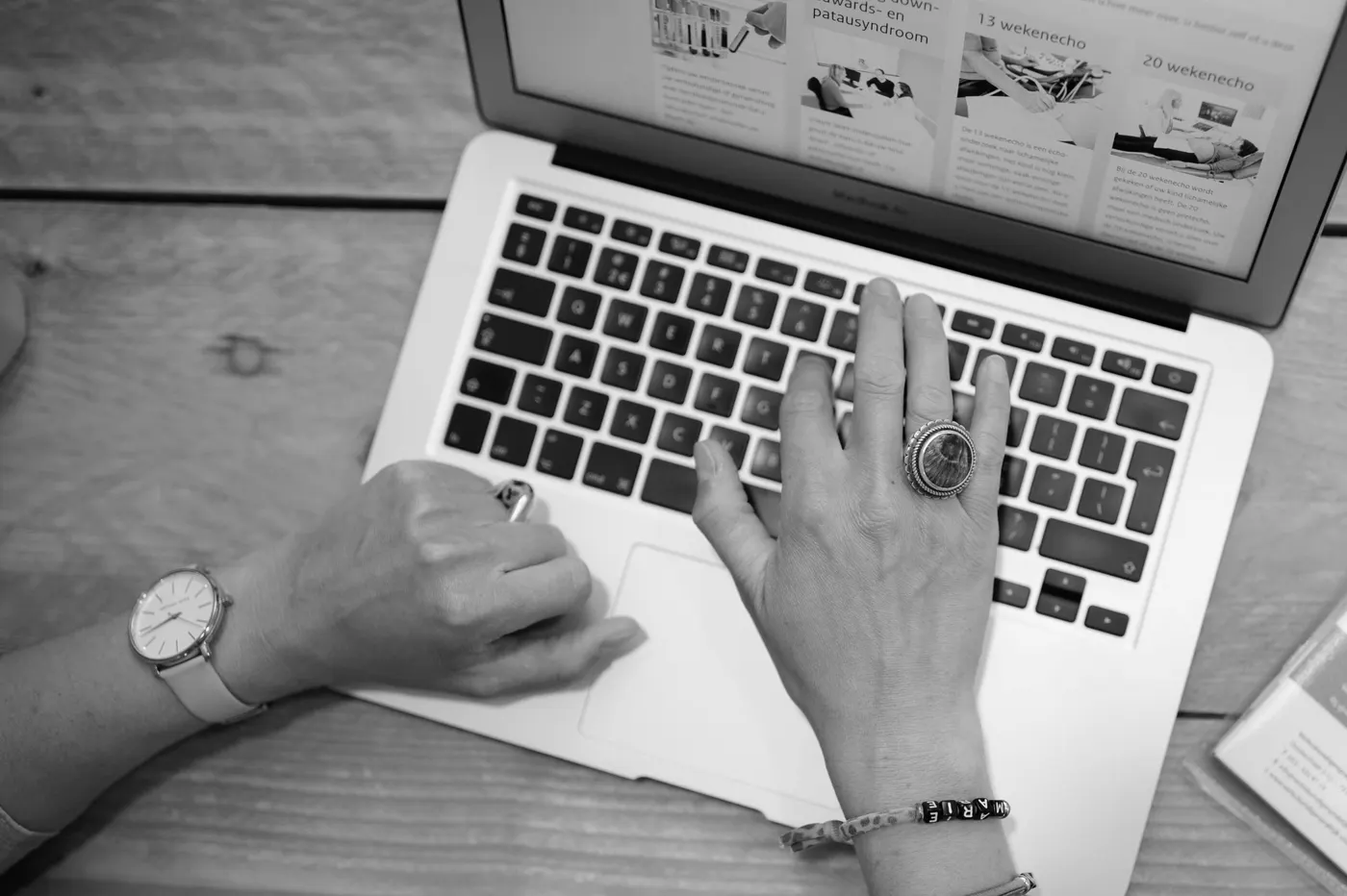 Verloskundige werkt op een laptop aan een zorgplan