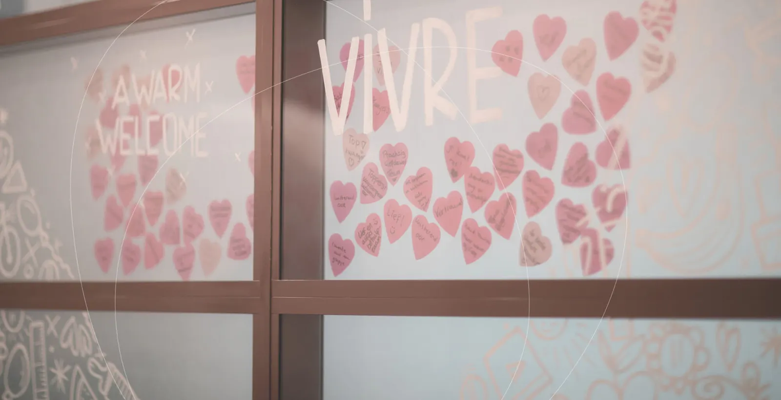 Raam van de praktijk van Vivre met roze hartjes