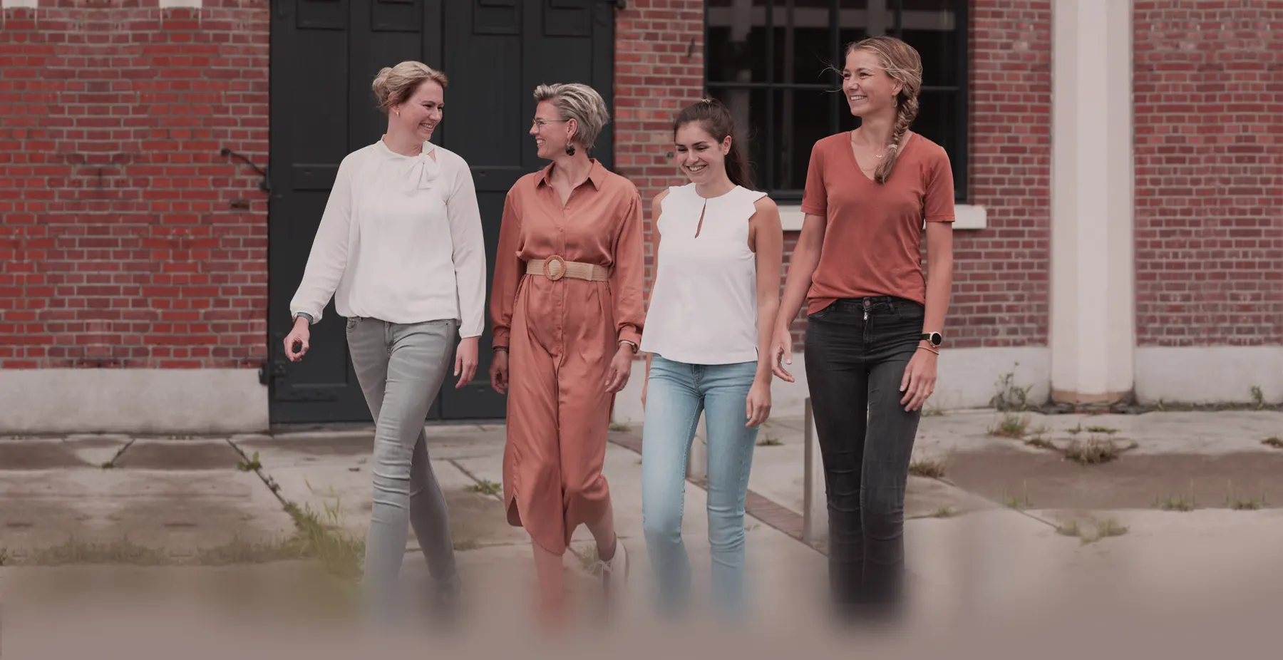 Verloskundigen van Vivre lopen samen buiten bij de praktijk in Enschede